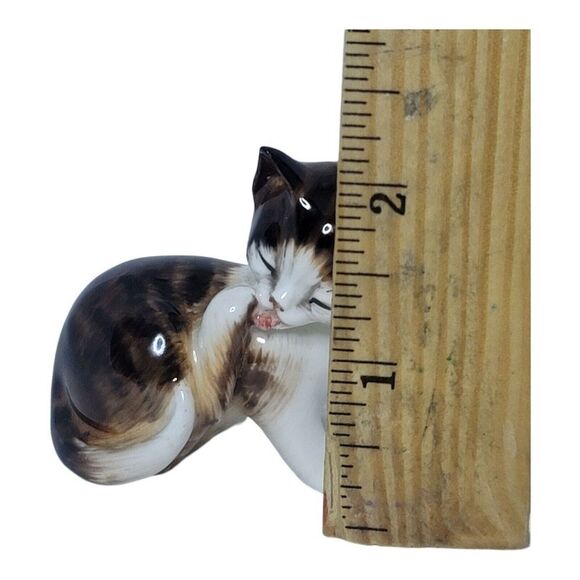 Royal Doulton China Kitten Cleaning Rear Paw Figurine Tabby Cat 2580 - Picture 9 of 9